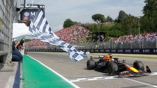 Verstappen recibe la bandera a cuadros en Imola. Apenas asoma la trompa de Norris. De fondo