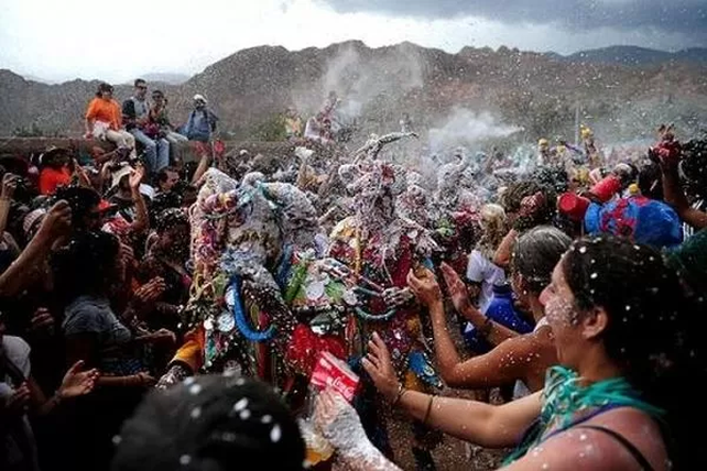Jujuy recibe el 2024 con la Chaya de Mojones, un anticipo del carnaval quebradeño