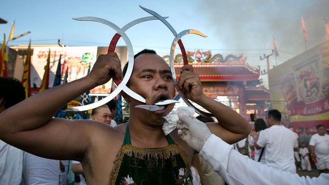 Las postales del extraño festival vegetariano tailandés