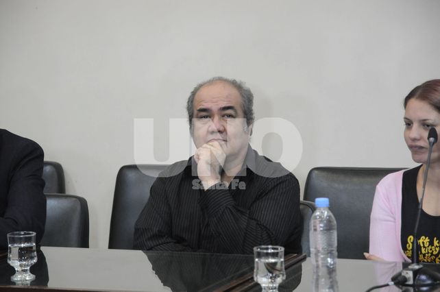 En el banquillo. El Beto llegó a la sala de audiencia junto con su pareja