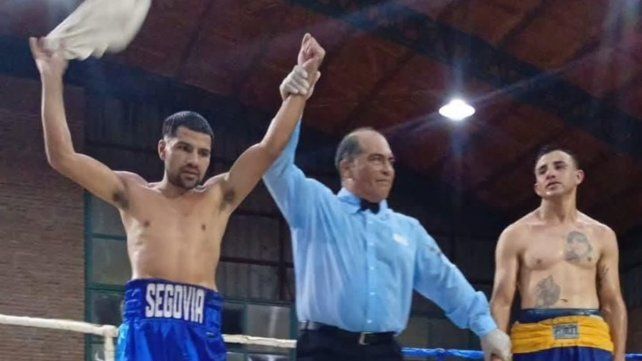 Ayrton Segovia viene de ganar por nocaut técnico en el sexto asalto.