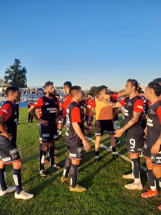 Buen punto. Terminó el partido en Burzaco y los jugadores charrúas celebran el punto obtenido. El martes vuelven a jugar ante El Porvenir en el Gabino Sosa.&nbsp; &nbsp; 