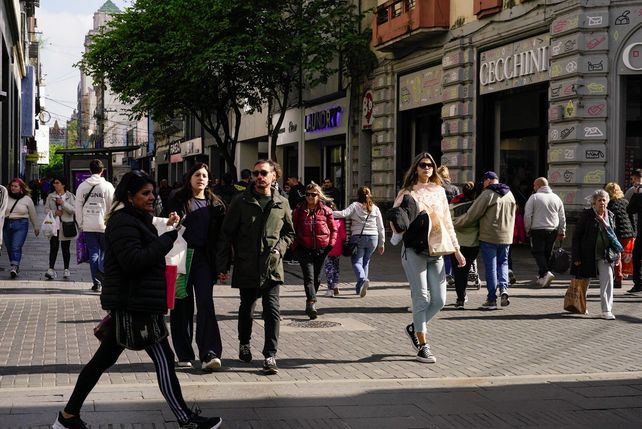 El cambio de temporada y la llegada del frío empujó a mucho gente a buscar precios en abrigos en los comercios del centro.