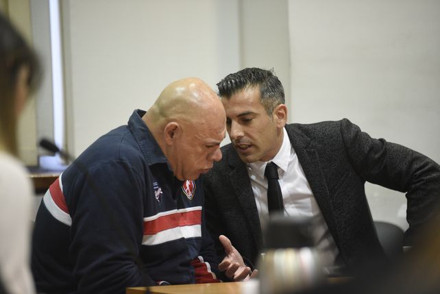 Juan Carlos Schmitt junto a su abogado defensor durante una de las audiencias.&nbsp;