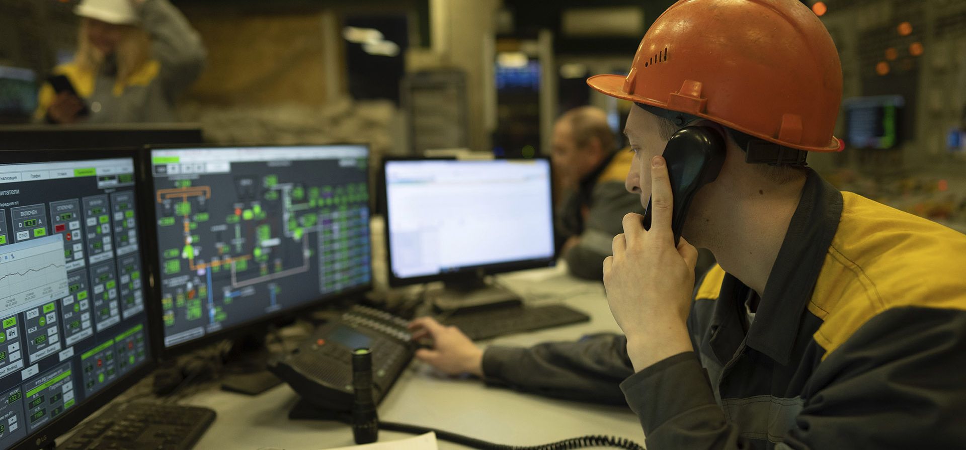 Un trabajador transmite los parámetros desde el panel de control de la planta de energía en el centro de Ucrania, el jueves 5 de enero de 2023. Cuando Ucrania estaba en paz, sus trabajadores de la energía eran en gran parte ignorados. La guerra los convirtió en héroes. Están demostrando ser la línea de defensa de Ucrania contra los repetidos ataques con misiles y drones rusos contra la red de energía e infligiendo la miseria de los apagones en invierno. (Foto AP/Evgeniy Maloletka)