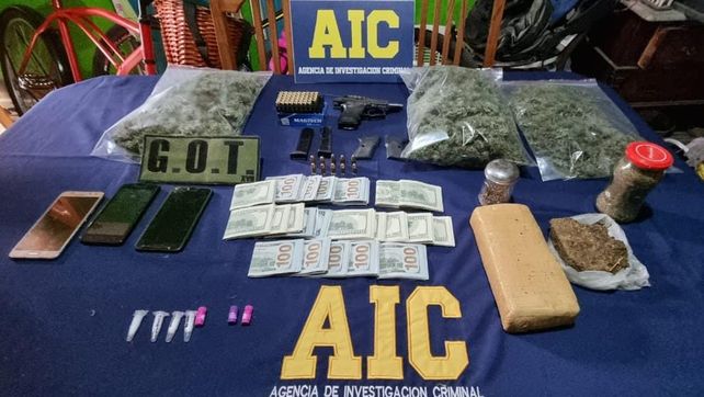 En una de las propiedades se hallaron unos 20 mil dólares y marihuana fraccionada y en un ladrillo.