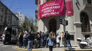 Los médicos autoconvocados reliazaron una protesta pasado el mediodía por honorarios dignos, frente a la sede de la Asociación Médica de Rosario. 