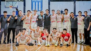 El plantel de Provincial, la noche que el Rojo venció a Racing en Avellaneda en la última fecha de la temporada regular.