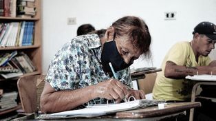 En Los nazarenos demuestran que a cualquier edad se puede aprender a leer y escribir.
