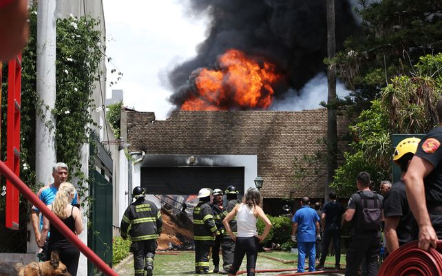 Un gran incendio se desató en la fábrica de corchos Molinas Argentinas S.A., ubicada en Viamonte al 1400, las causas del siniestro aun se desconocen.