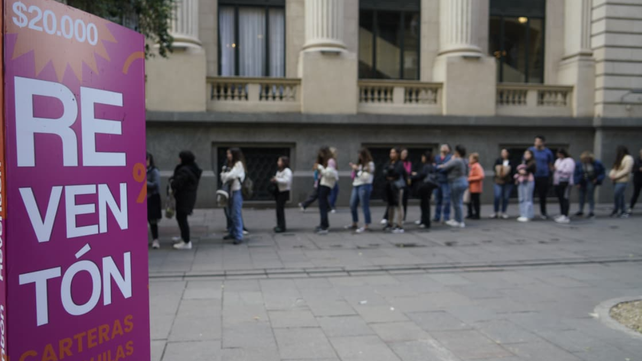 Decenas de personas hicieron cola en la peatonal Córdoba para aprovechar el “reventón” de Cecchini