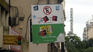 Los carteles de las calles, blanco del folclore del fútbol.