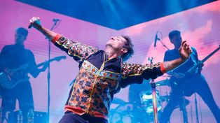 Con los ojos cerrados y los brazos en el aire, Chano juega a ser director de orquesta, solo que en vez de orquesta es su pùblico.