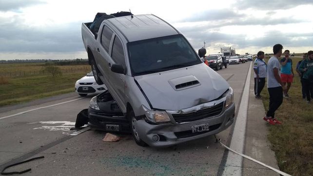 La Toyota Hilux quedó montada sobre el Peugeot 207 negro