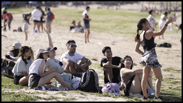 Selfies en la playa el día de la primavera.
