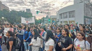 Los estudiantes del Instituto Almirante Brown cortaron Bulevard y 25. Piden por su edificio propio, y reparaciones edilicias inmediatas.