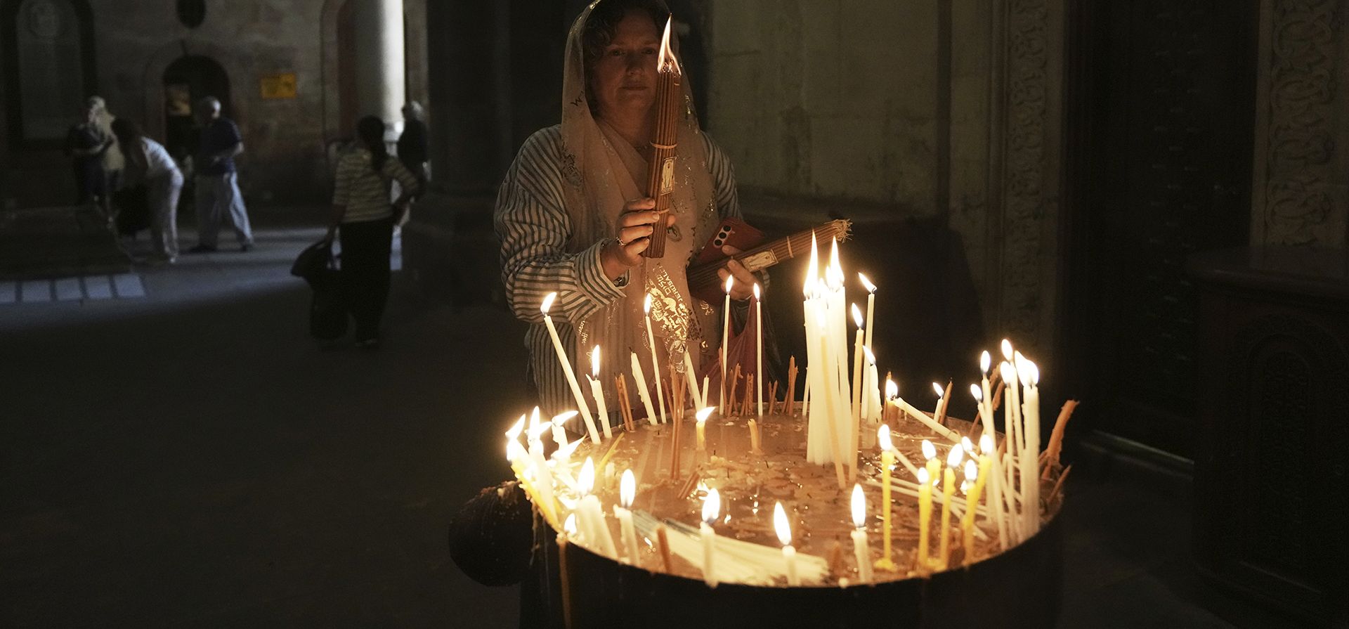 Una mujer enciende velas en la Iglesia del Santo Sepulcro, el lugar donde, según la tradición, Jesús fue crucificado y enterrado, en la Ciudad Vieja de Jerusalén, el miércoles 11 de junio de 2025. (Foto AP/Mahmoud Illean) Una mujer enciende velas en la Iglesia del Santo Sepulcro, el lugar donde, según la tradición, Jesús fue crucificado y enterrado, en la Ciudad Vieja de Jerusalén, el miércoles 11 de junio de 2025. (Foto AP/Mahmoud Illean)
