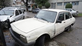 Una llamada a la central de emergencias 911 alertó sobre la presencia de una persona herida de arma de fuego en el interior de un automóvil estacionado en la vía pública.