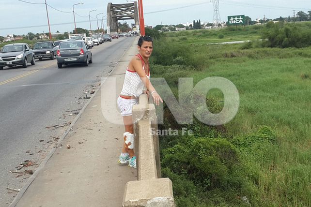 Una nena está grave y su madre herida, al caer del Puente Carretero