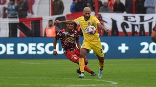Quintana la despeja ante su excompañero, el Chipi Frías.