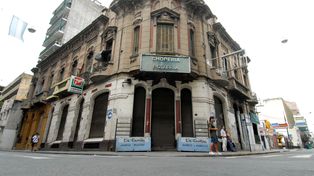 La Buena medida abrió en 1898 en esa esquina filoportuaria como almacén, venta de querosén, aceite, fideos y despacho de bebidas, como muchos bares, para los inmigrantes que llegaban a la ciudad en el cambio de siglo