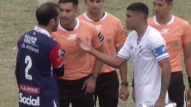Los capitanes de Argentino y Central Córdoba se dan la mano en el josé Martín Olaeta.