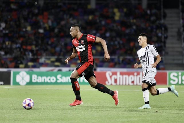 Newells brilló en Santiago, ganó 3 a 0 y está muy cerca de la Sudamericana
