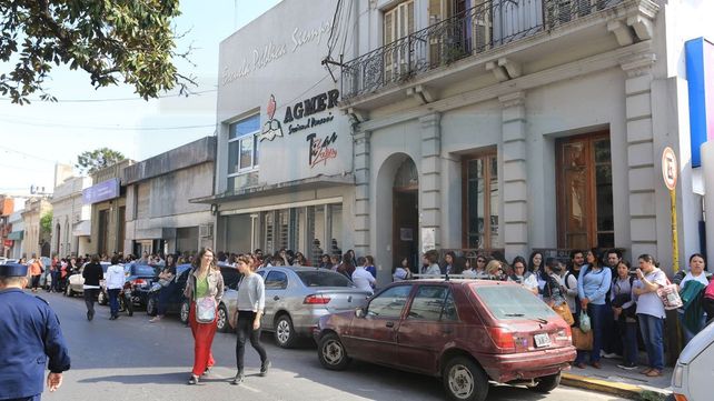 Marchan los padres de alumnos de la escuela Rivadavia en reclamo de obras