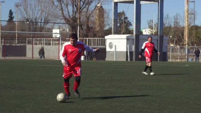 El defensor de Huracán con cabellera negra posó la mirada en la redonda ante la mirada del robusto central.