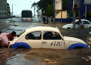 Evacúan a turistas varados en Acapulco por tormentas que siguen amenazando México