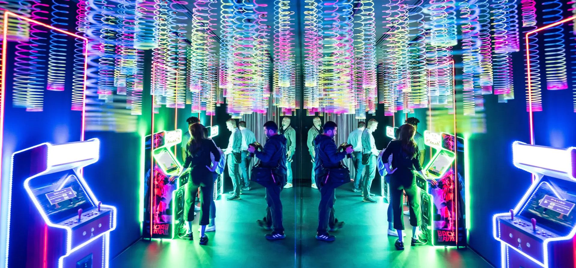 La gente interactúa con una exposición durante la inauguración del museo Ikono, Budapest, Hungría. Fotografía: Márton Mónus/EPA La gente interactúa con una exposición durante la inauguración del museo Ikono, Budapest, Hungría. Fotografía: Márton Mónus/EPA