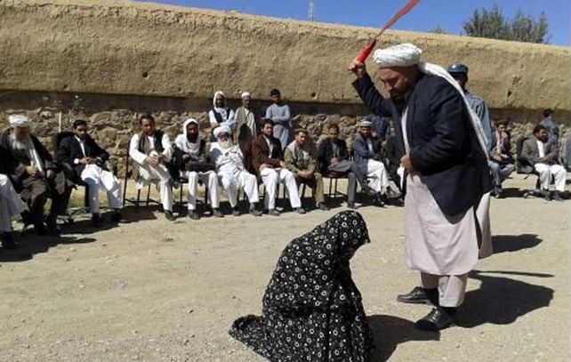 La mujer es sometida a un castigo delante de toda la gente en la provincia de Ghor.