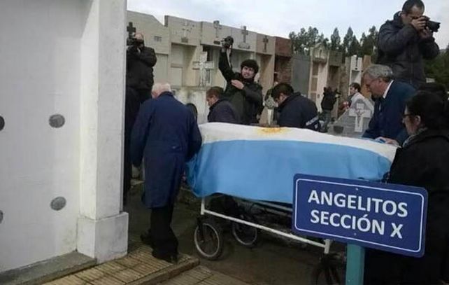 El cuerpo de Fangio fue trasladado desde el panteón familiar hasta la morgue ubicado en el mismo cementerio de Balcarce.