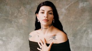 Cazzu en la revista Vogue México. La artista argentina sigue rompiendo récords con su disco Latinaje y su popular cumbia Con otra