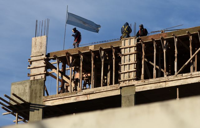 Los trabajadores del gremio de la construcción lograron una suba del 22% en tres tramos.