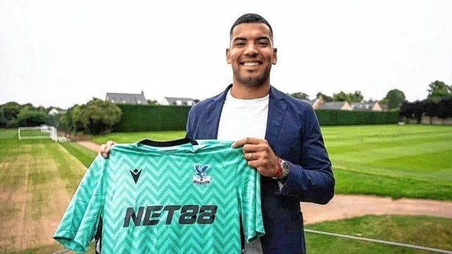 Crystal Palace oficializó la llegada del arquero Walter Benítez