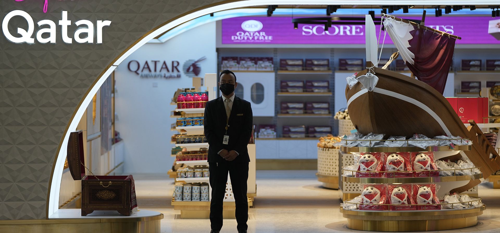 Un empleado frente a una tienda en el Aeropuerto Internacional Hamad en Doha, Qatar, el jueves 10 de noviembre de 2022. Se están realizando los preparativos finales para la Copa Mundial de fútbol que comienza el 20 de noviembre cuando Qatar se enfrente a Ecuador.