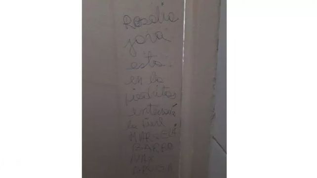 El mensaje que apareció en la puerta de un baño de una estación de servicio en San Justo.&nbsp;