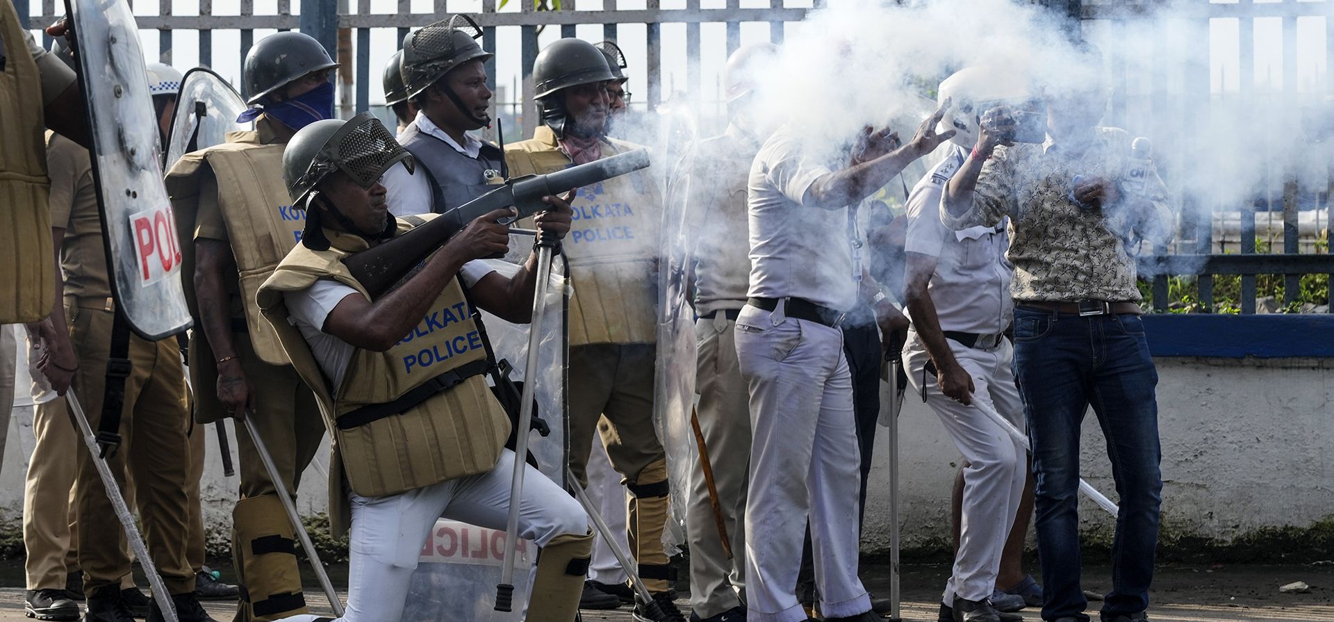 La policía lanza gases lacrimógenos para dispersar a los manifestantes que protestaban por la violación y el asesinato de una médica residente en un hospital público a principios de este mes, en Calcuta, India, el martes 27 de agosto de 2024. (Foto AP/Bikas Das) La policía lanza gases lacrimógenos para dispersar a los manifestantes que protestaban por la violación y el asesinato de una médica residente en un hospital público a principios de este mes, en Calcuta, India, el martes 27 de agosto de 2024. (Foto AP/Bikas Das)