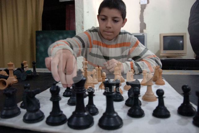 Llegó por curiosidad y hoy es un apasionado del ajedrez