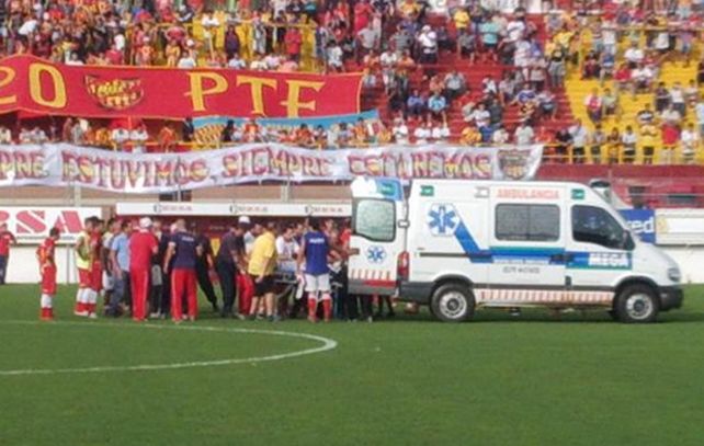 Una ambulancia retira el jugador del campo de juego. (Foto Twitter)