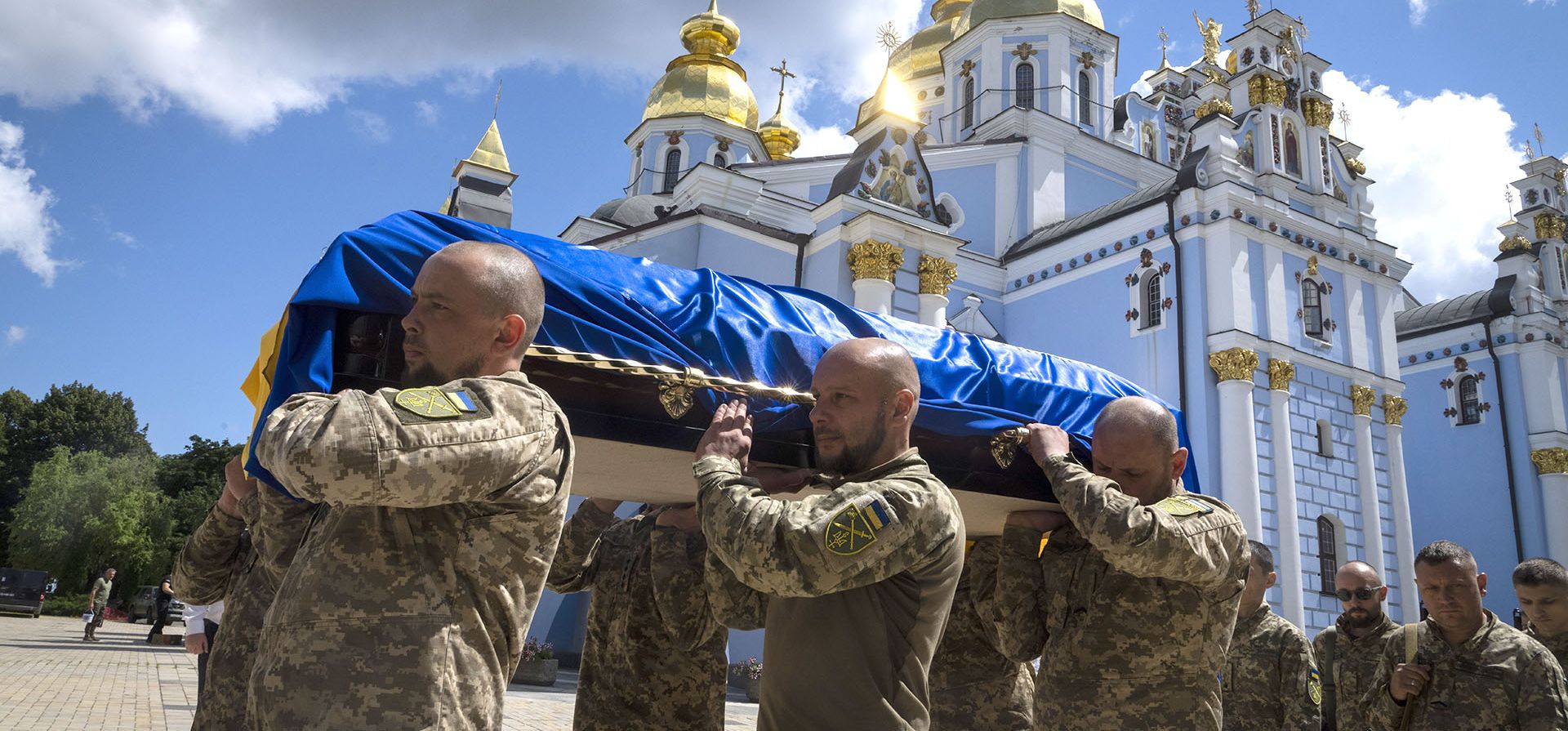 Soldados ucranianos cargan el ataúd de un soldado, cuyo nombre en clave es Fanat, asesinado por las tropas rusas en una batalla, durante su funeral en la catedral de San Miguel en Kyiv, Ucrania, el lunes 18 de julio de 2022.