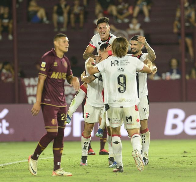 Todo Newell’s festeja el segundo gol ante Lanús.