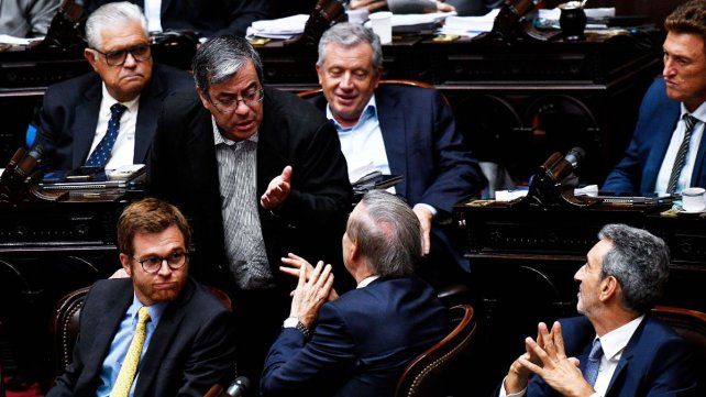 Ley Ómnibus: aprueban emergencia y delegación de facultades