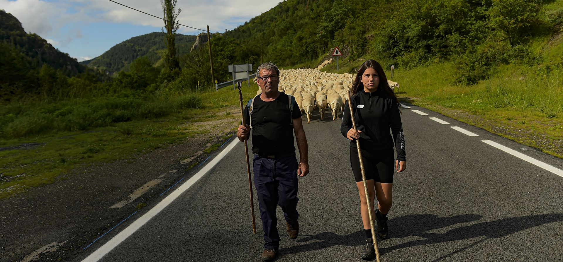 Ángel Mari Sanz, de 62 años, uno de los últimos pastores trashumantes de España, y su hija Mireia guían su majada a través de la antigua ruta de La Cañada de los Roncaleses en la provincia de Navarra, cerca de Vidangoz, norte de España. (AP Foto/Alvaro Barrientos) Ángel Mari Sanz, de 62 años, uno de los últimos pastores trashumantes de España, y su hija Mireia guían su majada a través de la antigua ruta de La Cañada de los Roncaleses en la provincia de Navarra, cerca de Vidangoz, norte de España. (AP Foto/Alvaro Barrientos)