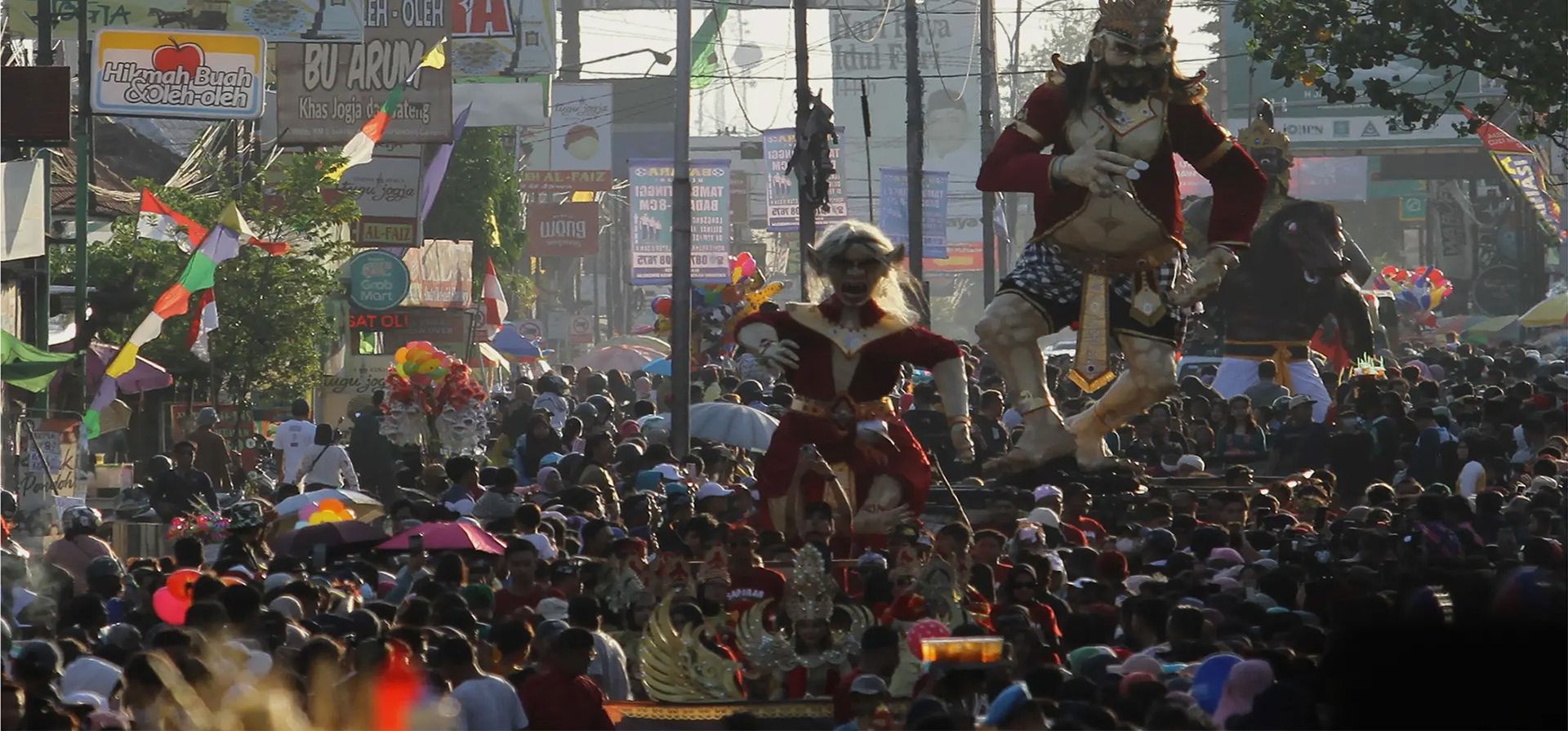 La gente lleva ogoh-ogoh, obras de arte escultóricas en la cultura balinesa, cuando asisten a un carnaval durante el evento de tradición Saparan Bekakak en Sleman, Yogyakarta, Indonesia. Fotografía: Angga Budhiyanto/ZUMA Press Wire/Shutterstock La gente lleva ogoh-ogoh, obras de arte escultóricas en la cultura balinesa, cuando asisten a un carnaval durante el evento de tradición Saparan Bekakak en Sleman, Yogyakarta, Indonesia. Fotografía: Angga Budhiyanto/ZUMA Press Wire/Shutterstock
