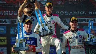 Leonel Pernía celebra con el trofeo monumental en el podio de Rosario. El campeón es cada vez más líder del TC 2000.