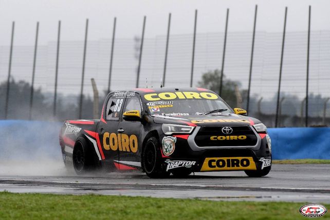 El Flaco Ardusso tuvo un toque en el curvón.