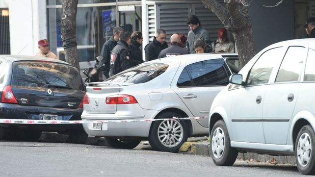 El Renault Laguna en el que iba la vícitma quedó de frente a la cochera.