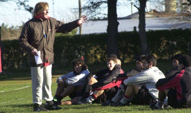 El Bambino Veira hablando con los jugadores de Newells durante una pretemporada de 2003 en Mar del Plata.